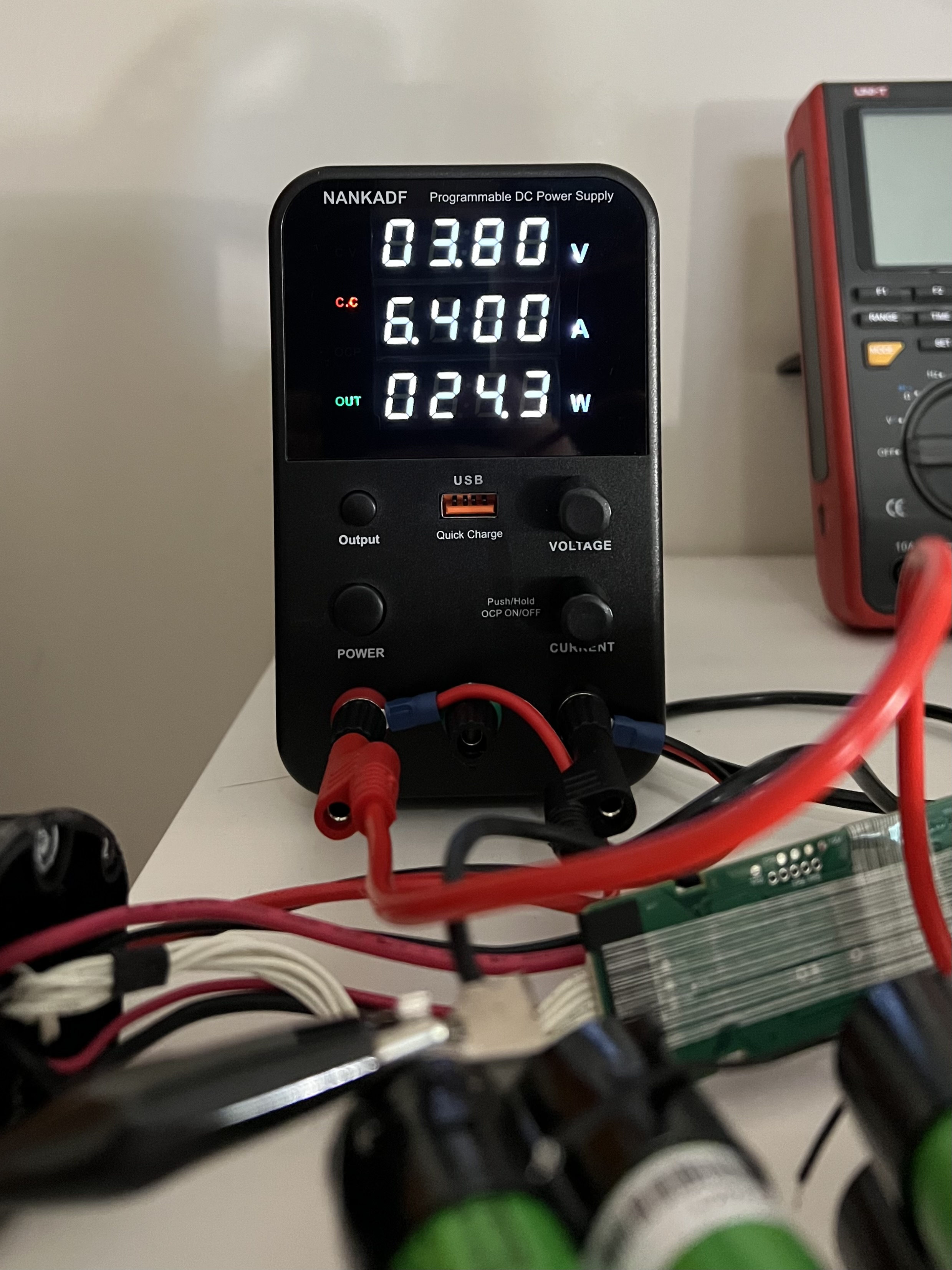 Power supply in CC mode, supplying 6.400A.